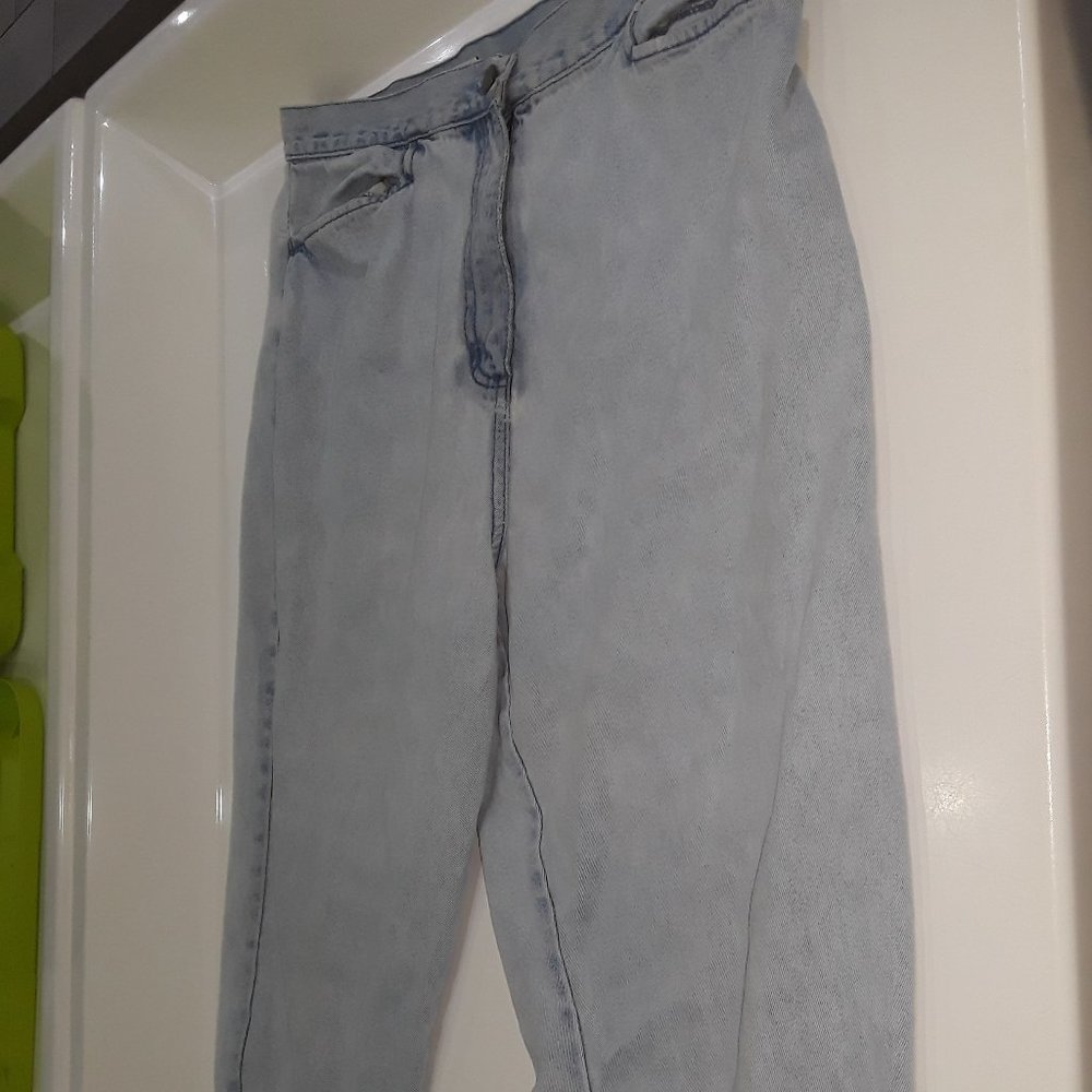 Light wash cropped jeans with embroidered trim